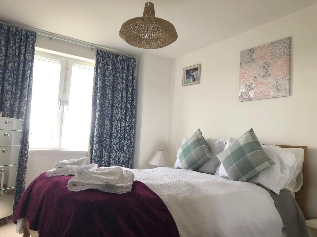 Stunning 3 Large Bedrooms 2 Bathrooms In Harbour Apartment EDI