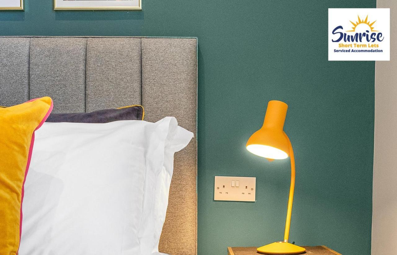Leith Walk, Is 3 Rooms, King Beds With Tvs, Central Location, Albert Place, Wifi, Sleeps 6, Great For Contractors, Business, Relocation, Groups, Long Stays Welcome, Weekly Or Monthly, Just Ask Sunriseshortlets Edinburgh