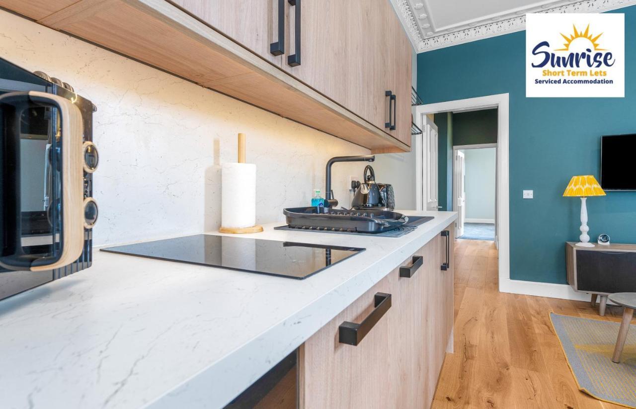 Apartment Leith Walk, Is 3 Rooms, King Beds With Tvs, Central Location, Albert Place, Wifi, Sleeps 6, Great For Contractors, Business, Relocation, Groups, Long Stays Welcome, Weekly Or Monthly, Just Ask Sunriseshortlets *
