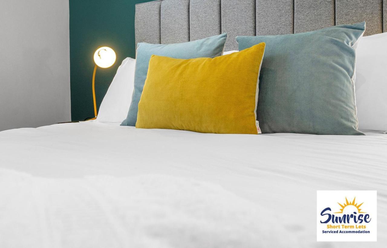 Leith Walk, Is 3 Rooms, King Beds With Tvs, Central Location, Albert Place, Wifi, Sleeps 6, Great For Contractors, Business, Relocation, Groups, Long Stays Welcome, Weekly Or Monthly, Just Ask Sunriseshortlets Edinburgh