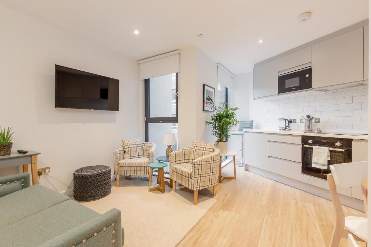 Sophisticated Studio For 2 W/ Edin Castle Views *