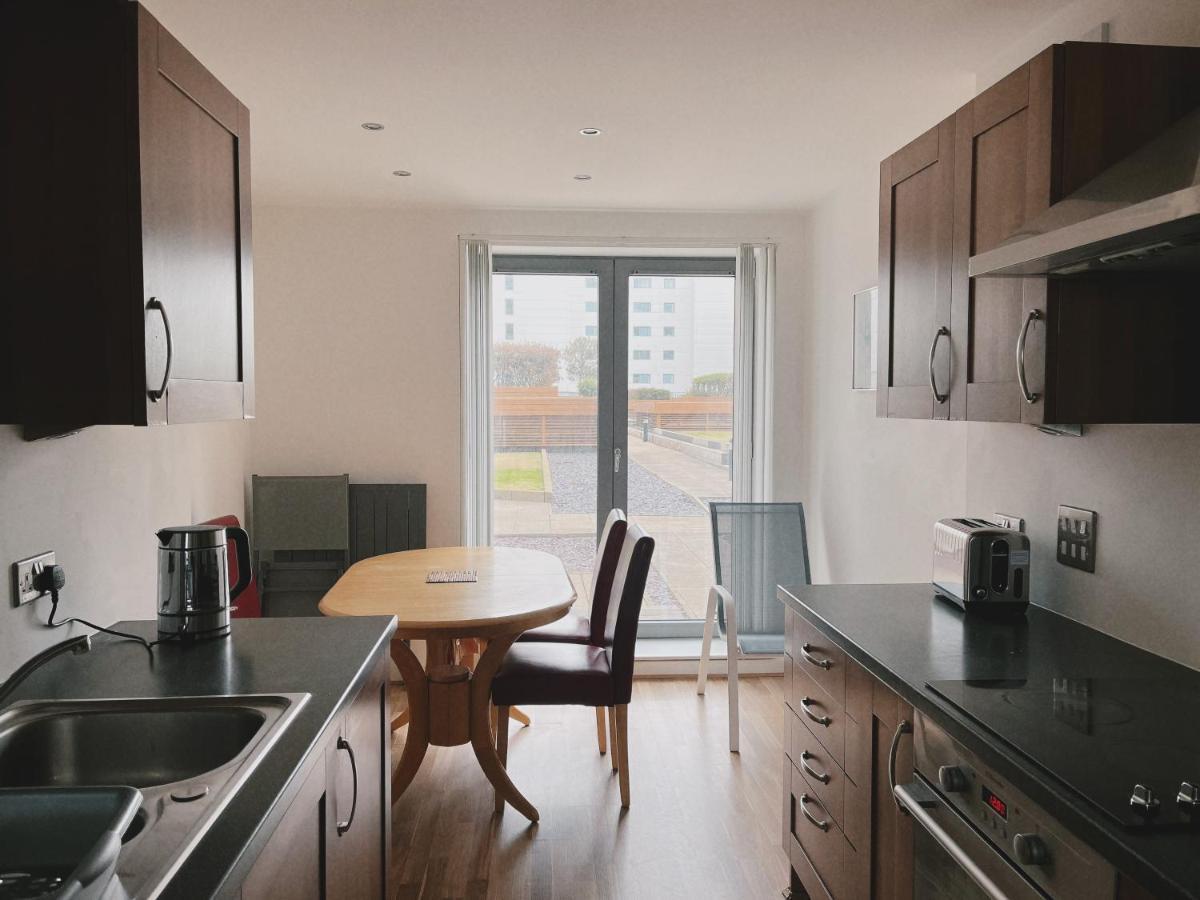 Stunning Waterfront Western Harbour Apartment *