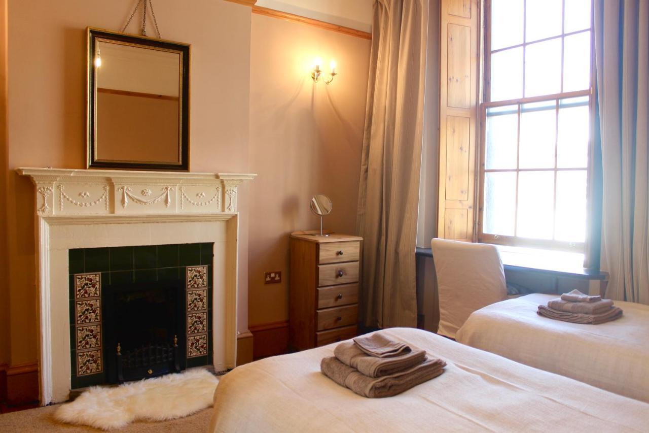 Castle Street Apartment *