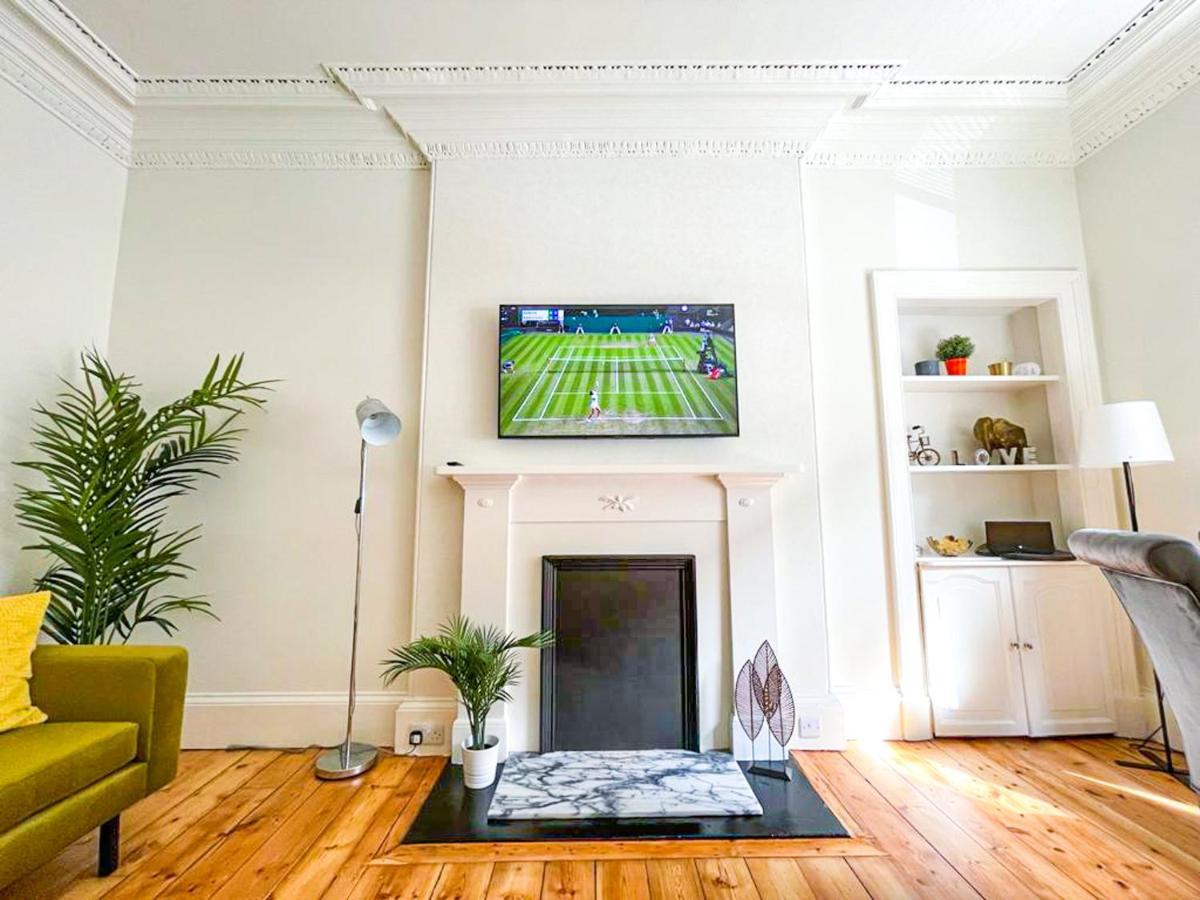 Desirable 2 Bed Near Castle Apartment *