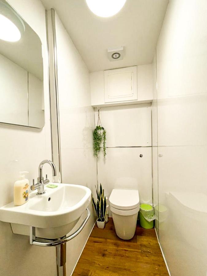 Desirable 2 Bed Near Castle Apartment *