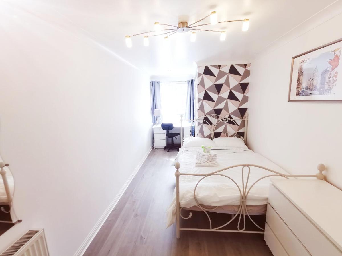 Modern And Spacious Double&king Bedrooms Both With Private Bathrooms *