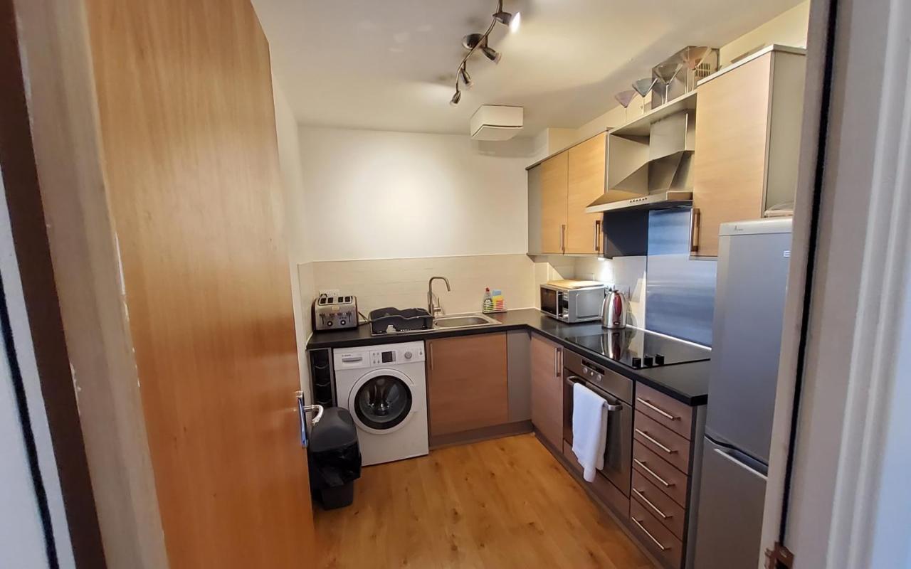 4 Separate Beds, Sleeps 6, Beautiful 2 Bed * EDI