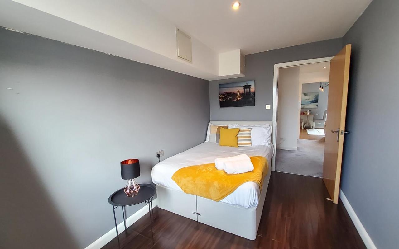 4 Separate Beds, Sleeps 6, Beautiful 2 Bed * EDI