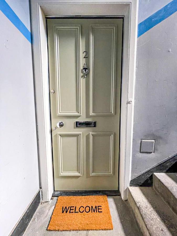 Desirable 2 Bed Near Castle Apartment *