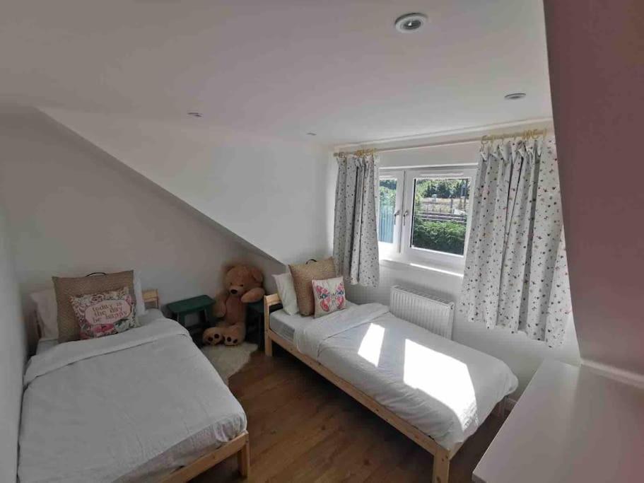 Holiday home 3 Bedroom Well Connected Family Free Parking