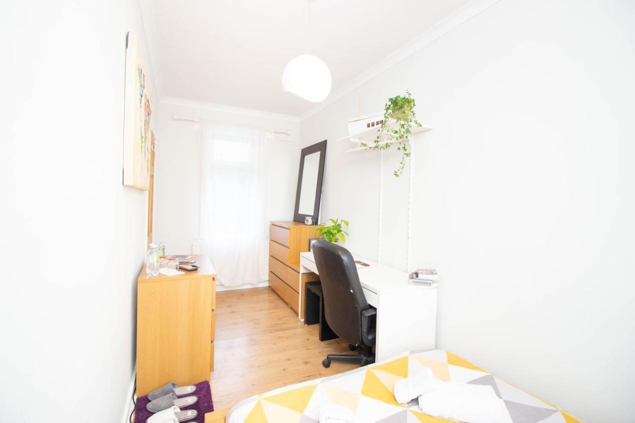 Homestay Lele's Flat - 15 Minutes To Airport & Centre *