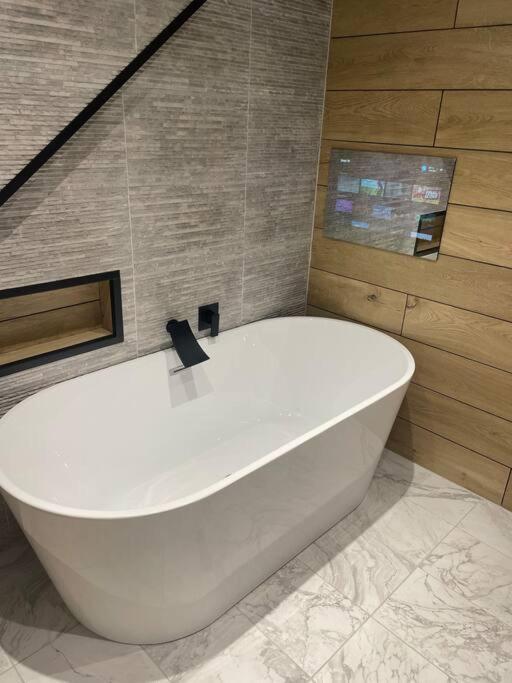 Lovely Three Bedroom Upper *