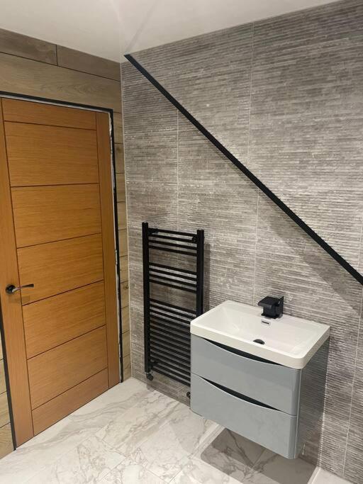 Lovely Three Bedroom Upper * EDI