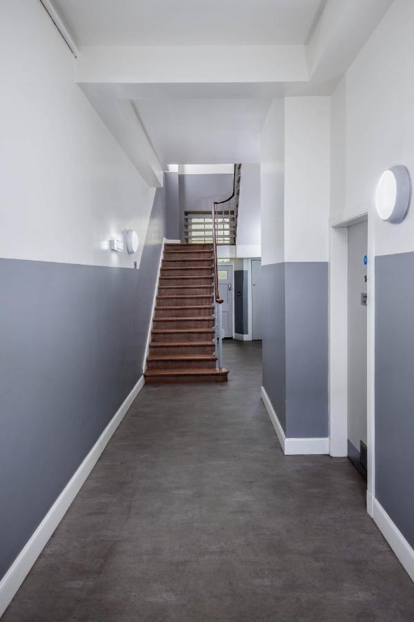 Modern In Prime Location Apartment *