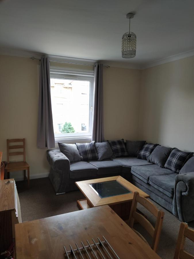 Self Catering 2 Bedroom Flat, Frequent Buses, 1-minute Walk To Bus Stop, 20 Minutes To City Center