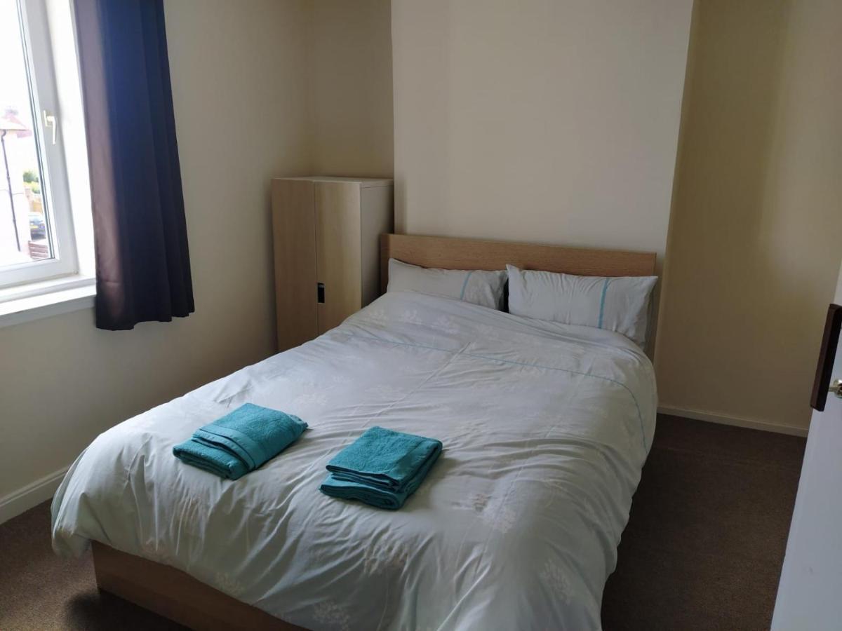 Self Catering 2 Bedroom Flat, Frequent Buses, 1-minute Walk To Bus Stop, 20 Minutes To City Center *