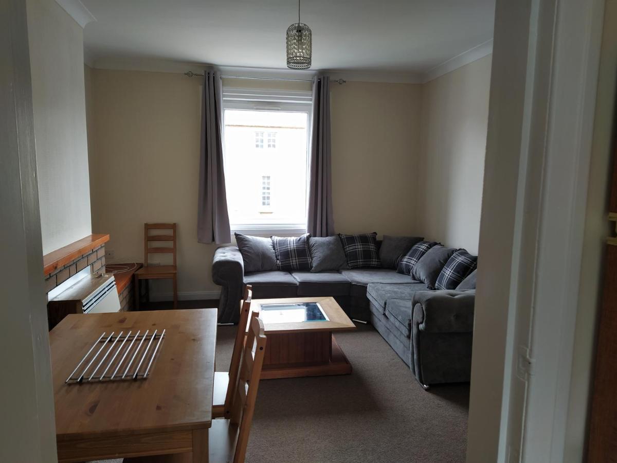 Self Catering 2 Bedroom Flat, Frequent Buses, 1-minute Walk To Bus Stop, 20 Minutes To City Center Apartment