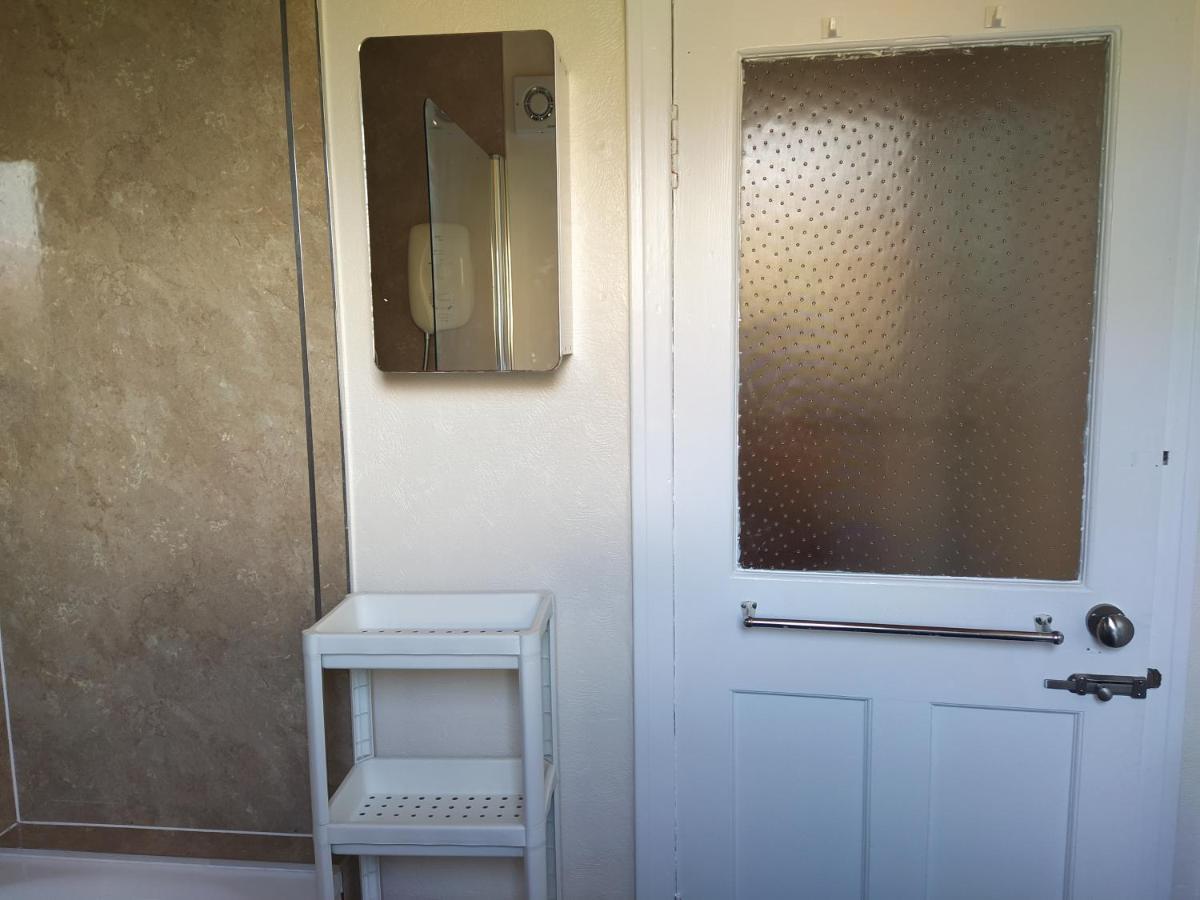 Self Catering 2 Bedroom Flat, Frequent Buses, 1-minute Walk To Bus Stop, 20 Minutes To City Center *