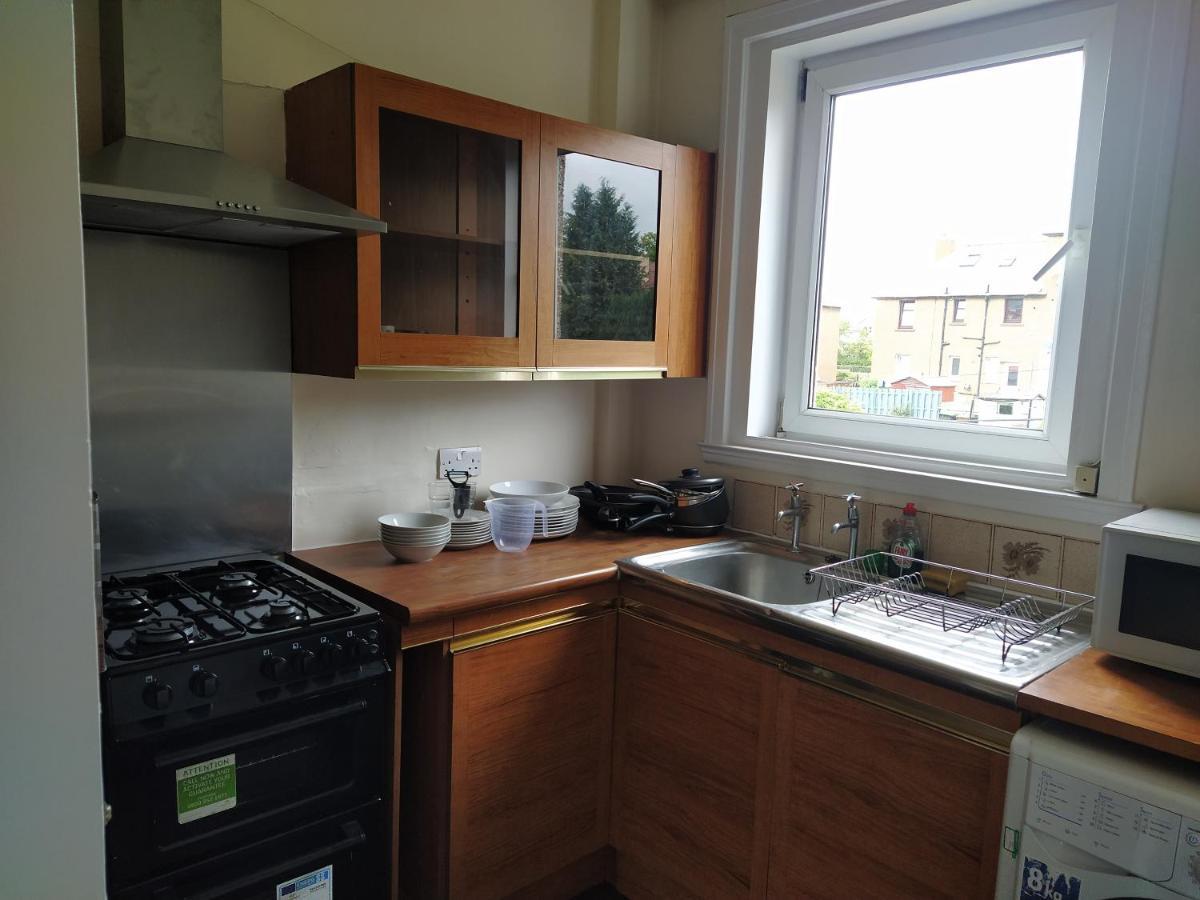Self Catering 2 Bedroom Flat, Frequent Buses, 1-minute Walk To Bus Stop, 20 Minutes To City Center Apartment *