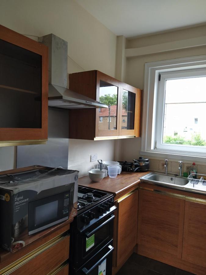 Self Catering 2 Bedroom Flat, Frequent Buses, 1-minute Walk To Bus Stop, 20 Minutes To City Center * Edinburgh