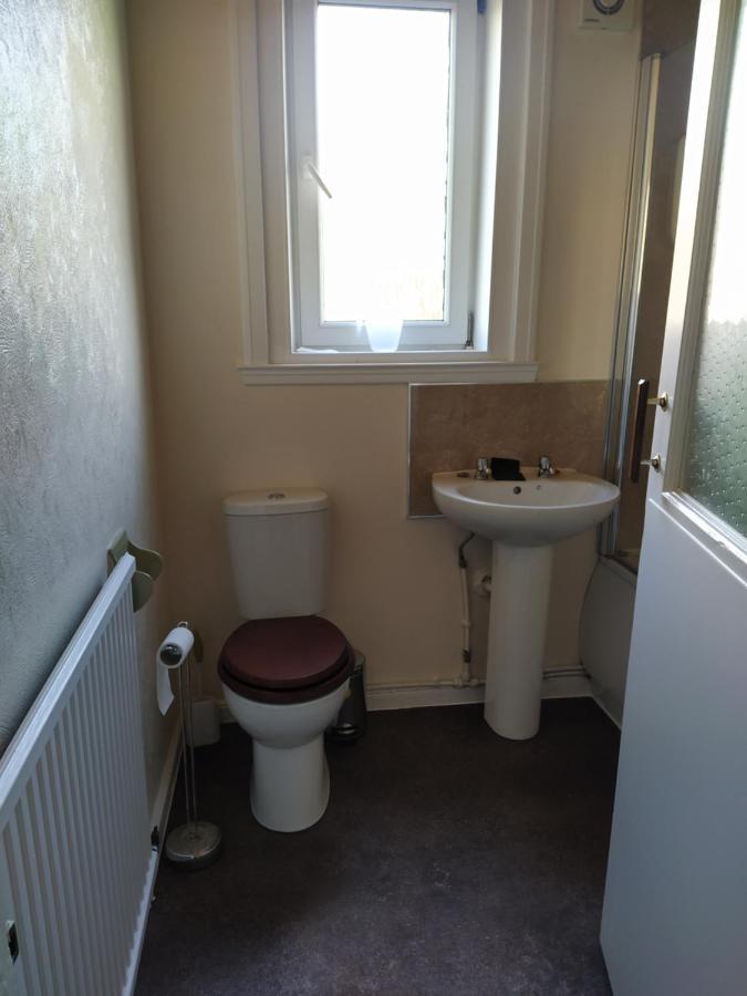Apartment Self Catering 2 Bedroom Flat, Frequent Buses, 1-minute Walk To Bus Stop, 20 Minutes To City Center Edinburgh