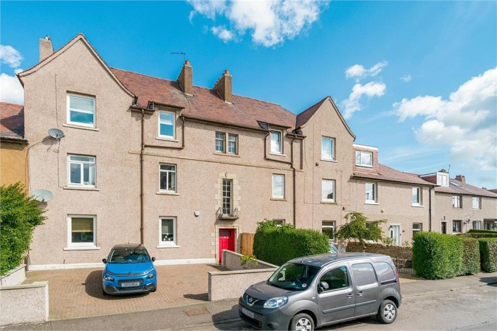 Apartment Self Catering 2 Bedroom Flat, Frequent Buses, 1-minute Walk To Bus Stop, 20 Minutes To City Center Edinburgh