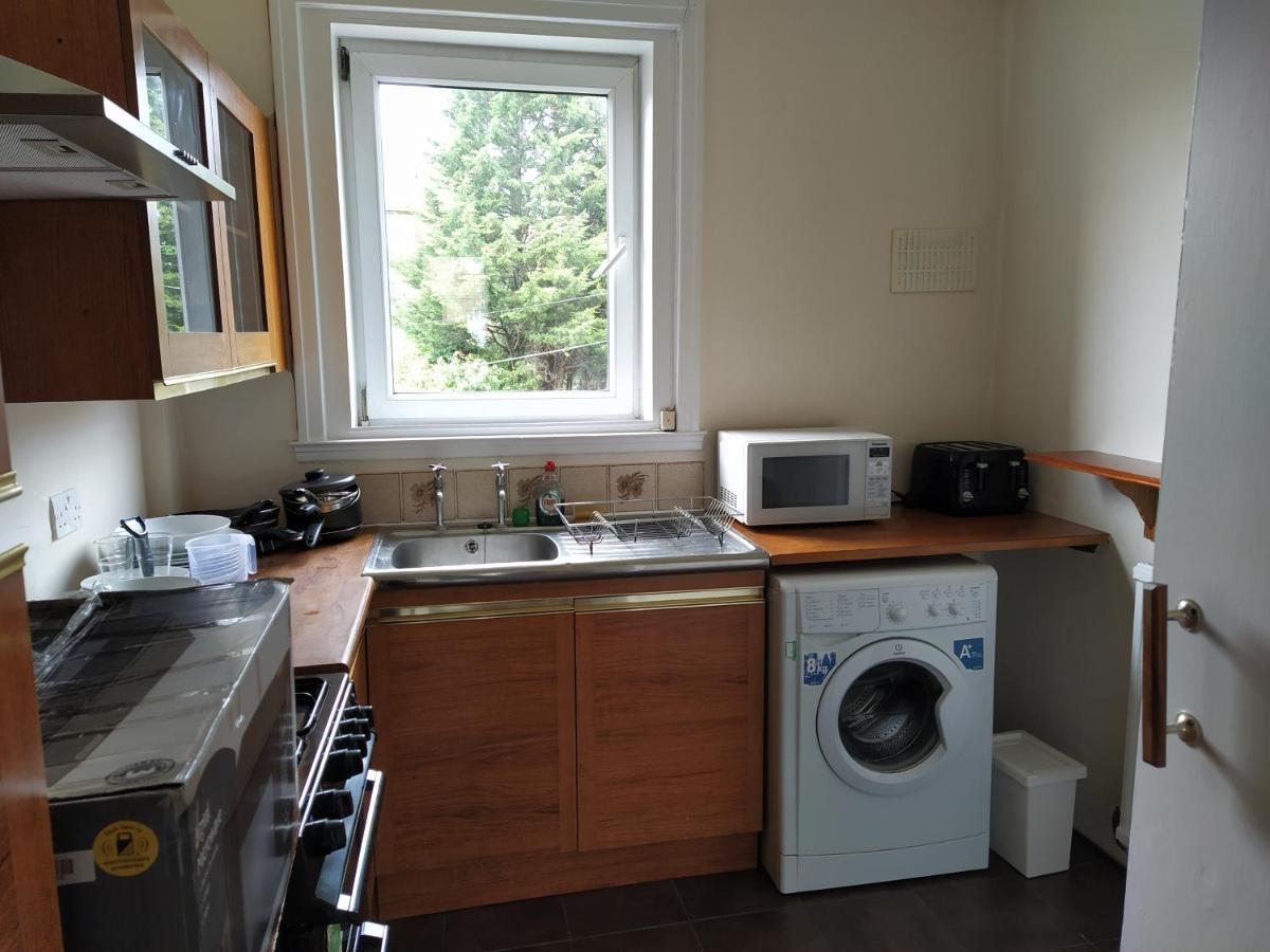 Apartment Self Catering 2 Bedroom Flat, Frequent Buses, 1-minute Walk To Bus Stop, 20 Minutes To City Center Edinburgh