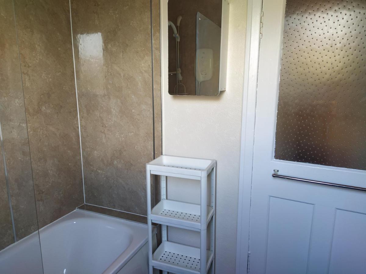 Apartment Self Catering 2 Bedroom Flat, Frequent Buses, 1-minute Walk To Bus Stop, 20 Minutes To City Center Edinburgh