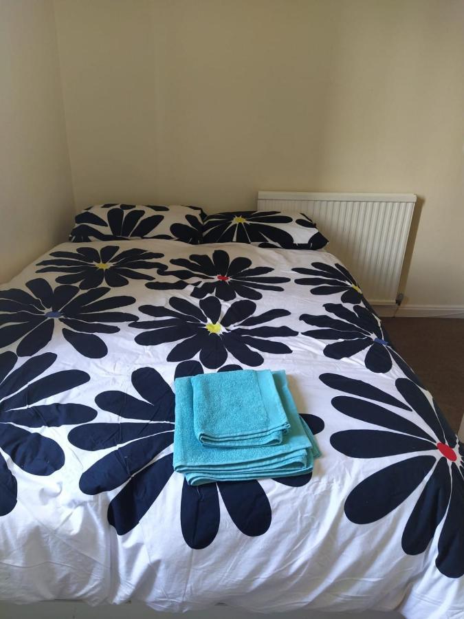 Self Catering 2 Bedroom Flat, Frequent Buses, 1-minute Walk To Bus Stop, 20 Minutes To City Center Apartment *