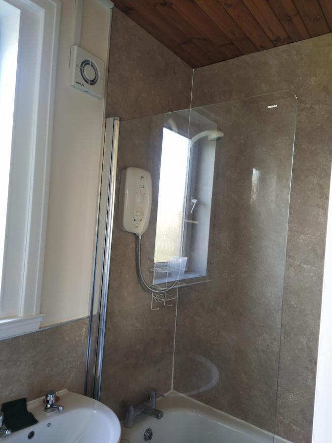 Apartment Self Catering 2 Bedroom Flat, Frequent Buses, 1-minute Walk To Bus Stop, 20 Minutes To City Center Edinburgh