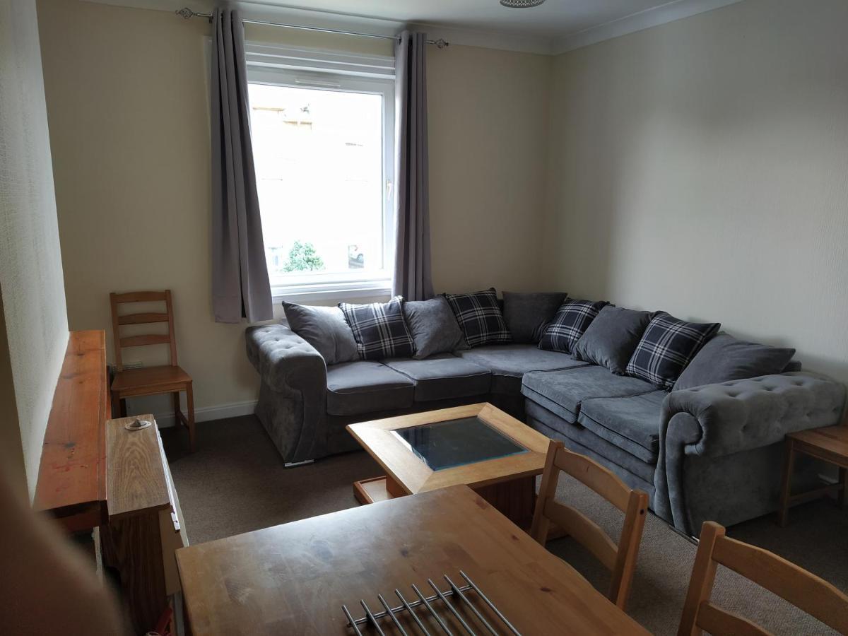 Self Catering 2 Bedroom Flat, Frequent Buses, 1-minute Walk To Bus Stop, 20 Minutes To City Center Apartment