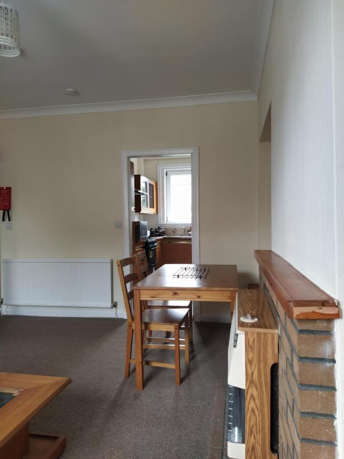 Self Catering 2 Bedroom Flat, Frequent Buses, 1-minute Walk To Bus Stop, 20 Minutes To City Center * Edinburgh
