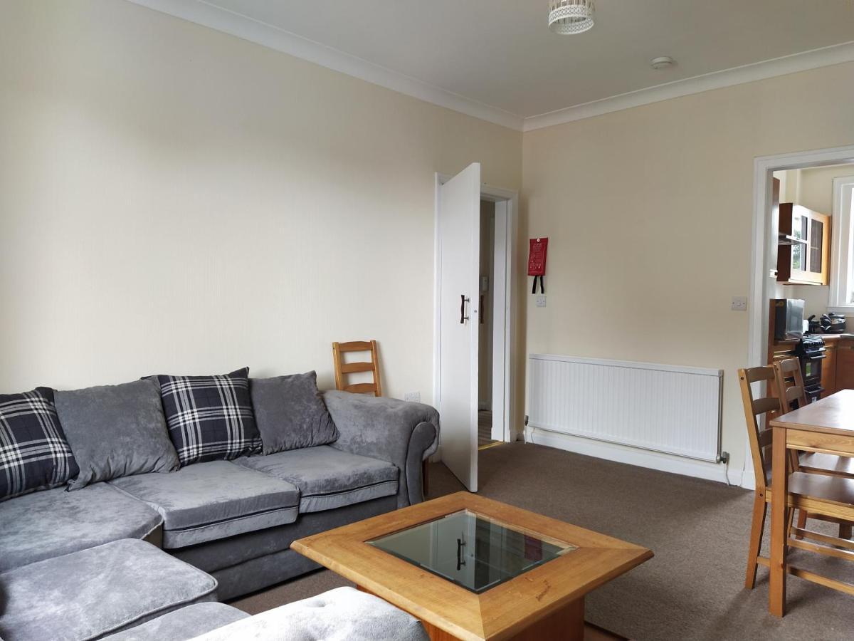 Self Catering 2 Bedroom Flat, Frequent Buses, 1-minute Walk To Bus Stop, 20 Minutes To City Center Edinburgh