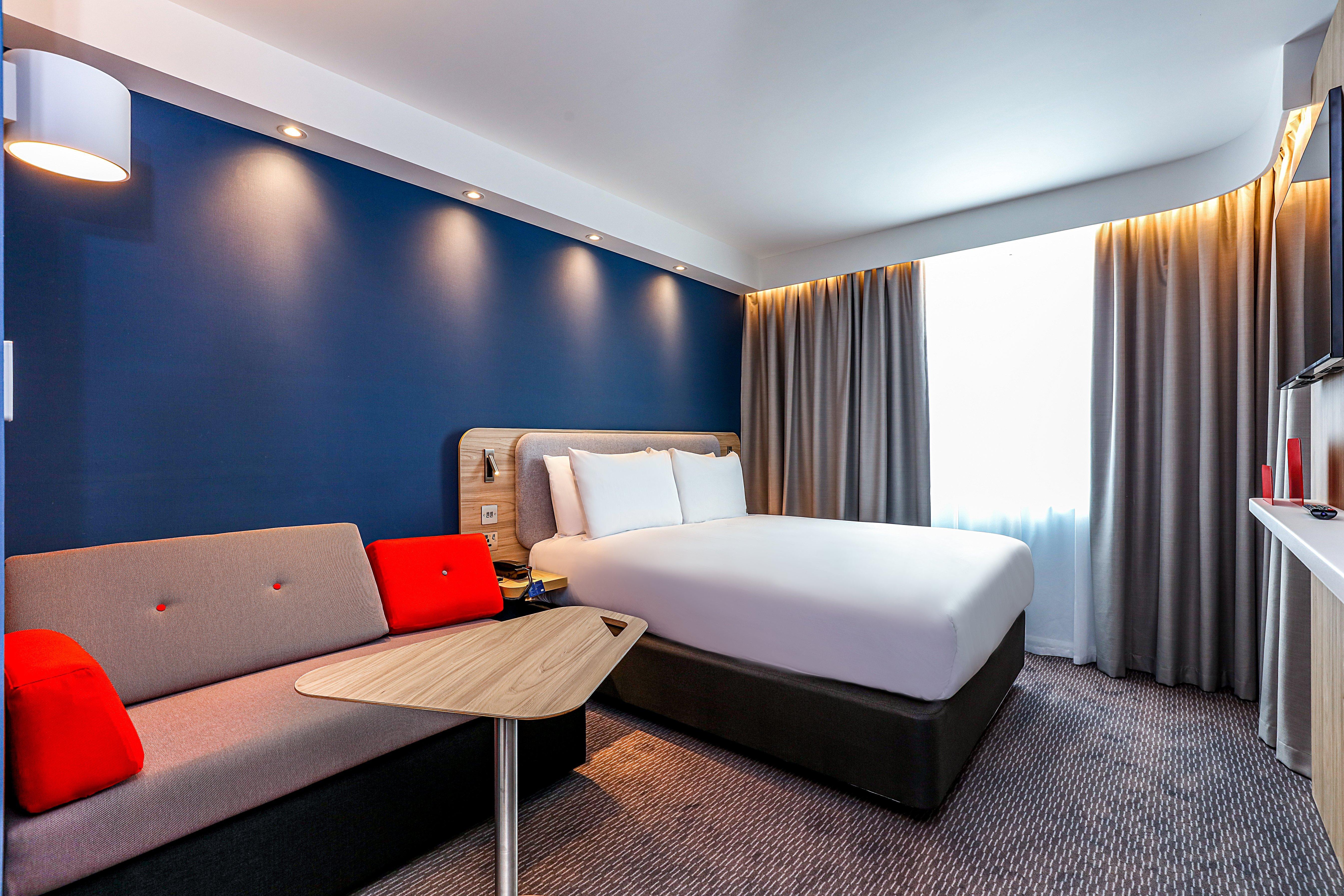 Hotel Holiday Express City West By Ihg 3*
