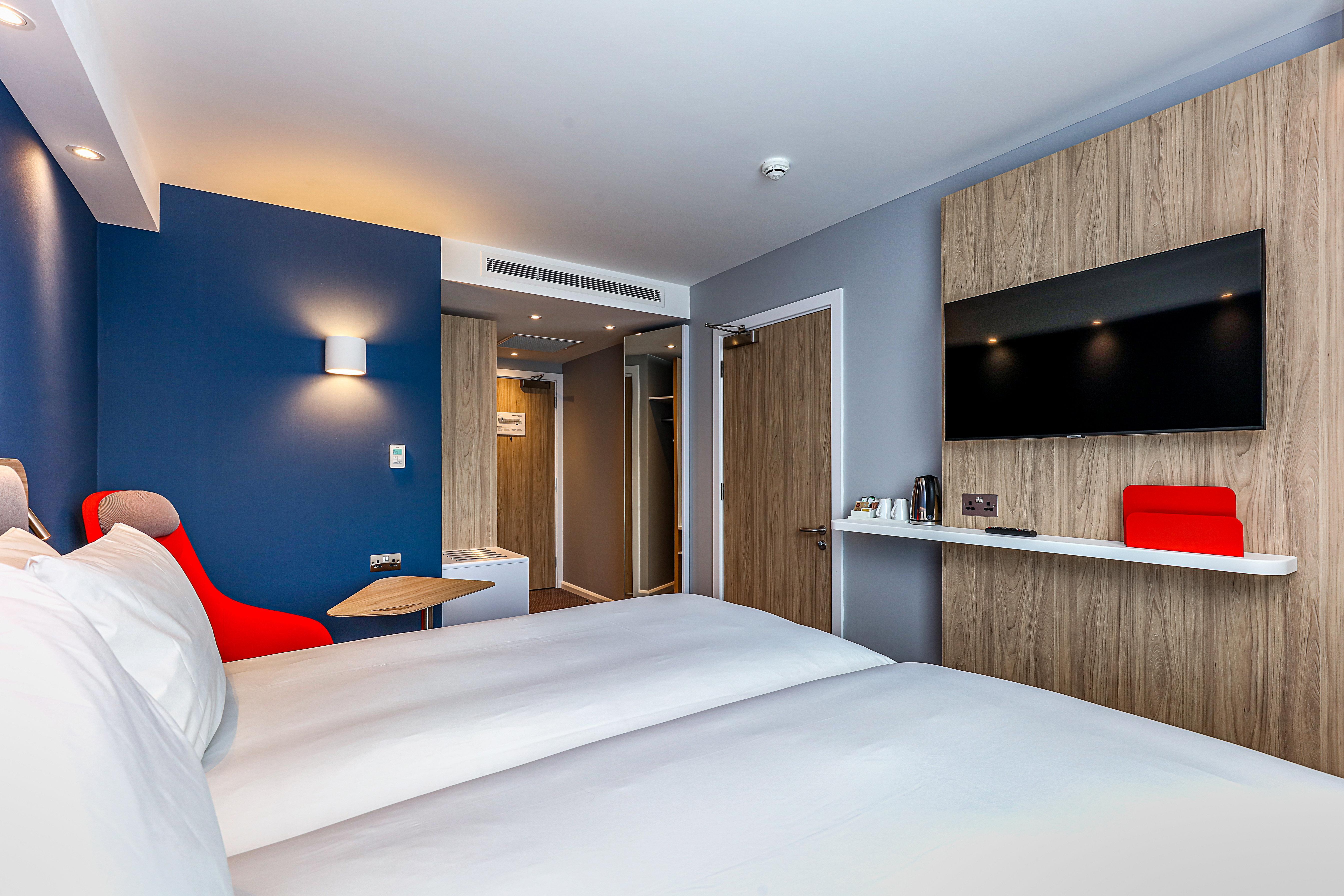 Holiday Express City West By Ihg Hotel 3*