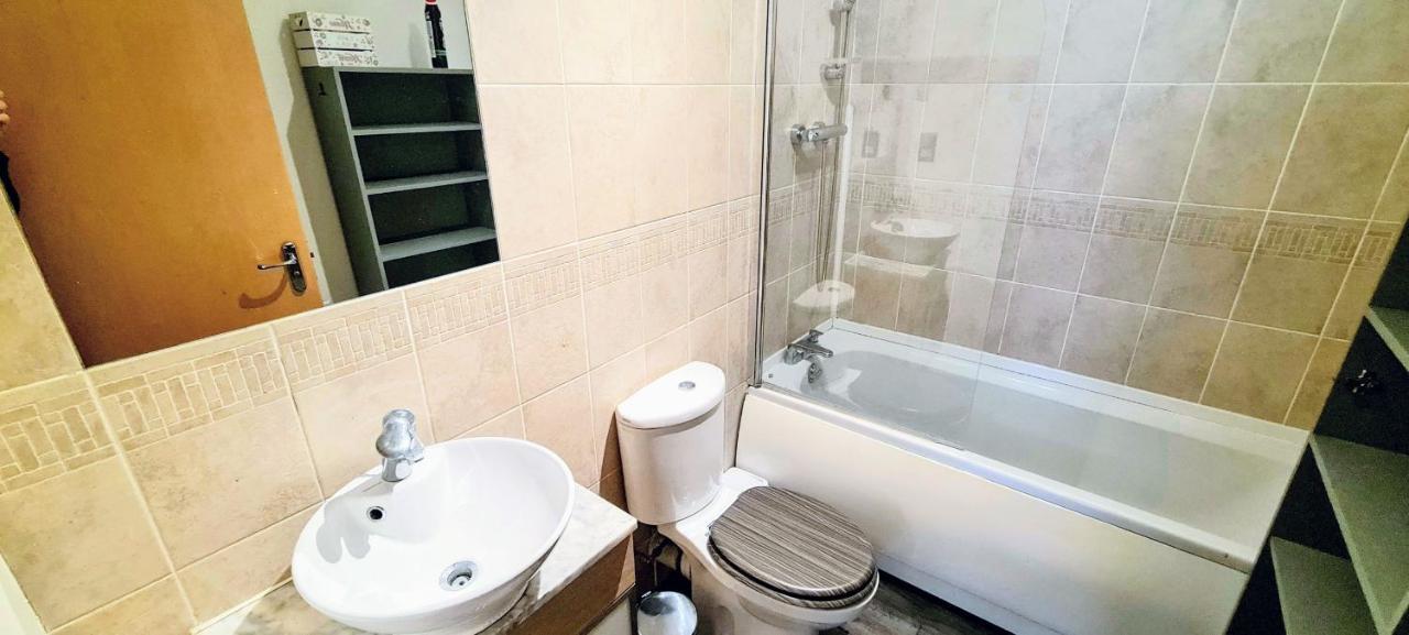 Modern Spacious 3 Bedroom Centre - Free Parking - Private Balcony - Excellent Service Apartment