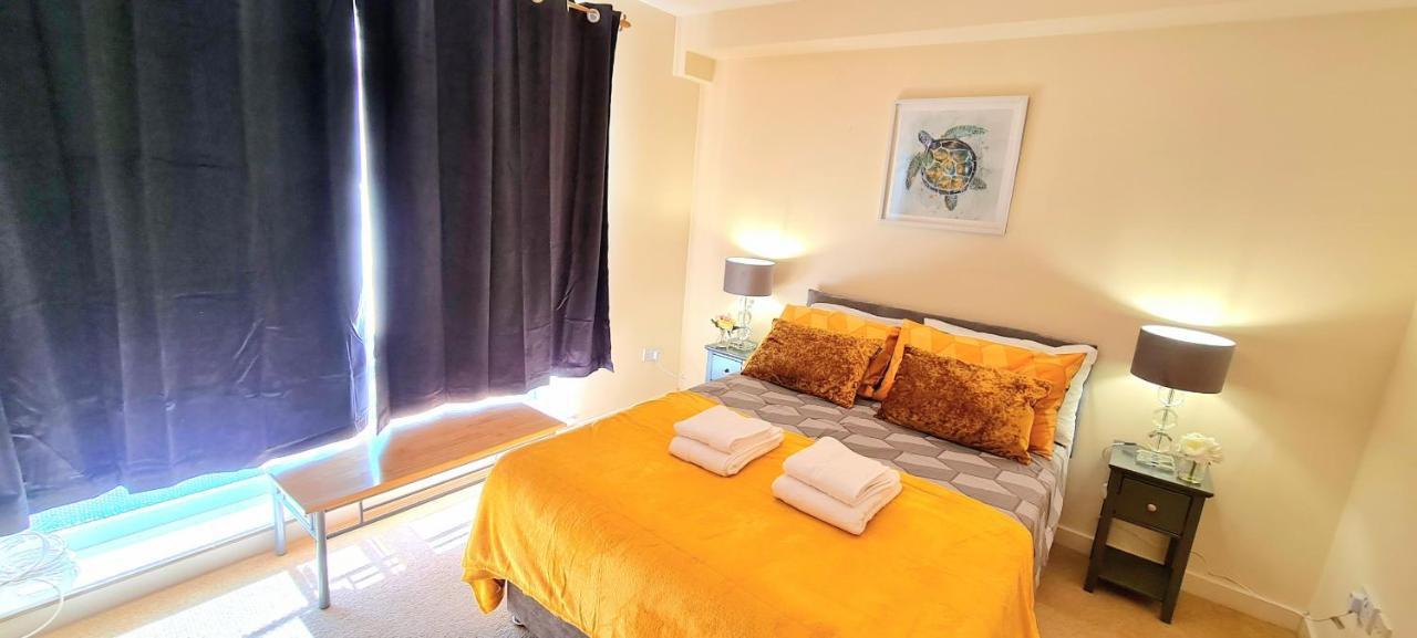 Apartment Elegant 2 Bedroom Centre - Free Parking - Private Balcony - Stunning Views *