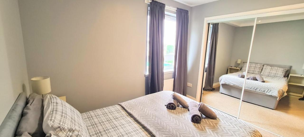Apartment Modern Spacious 3 Bedroom Centre - Free Parking - Private Balcony - Excellent Service