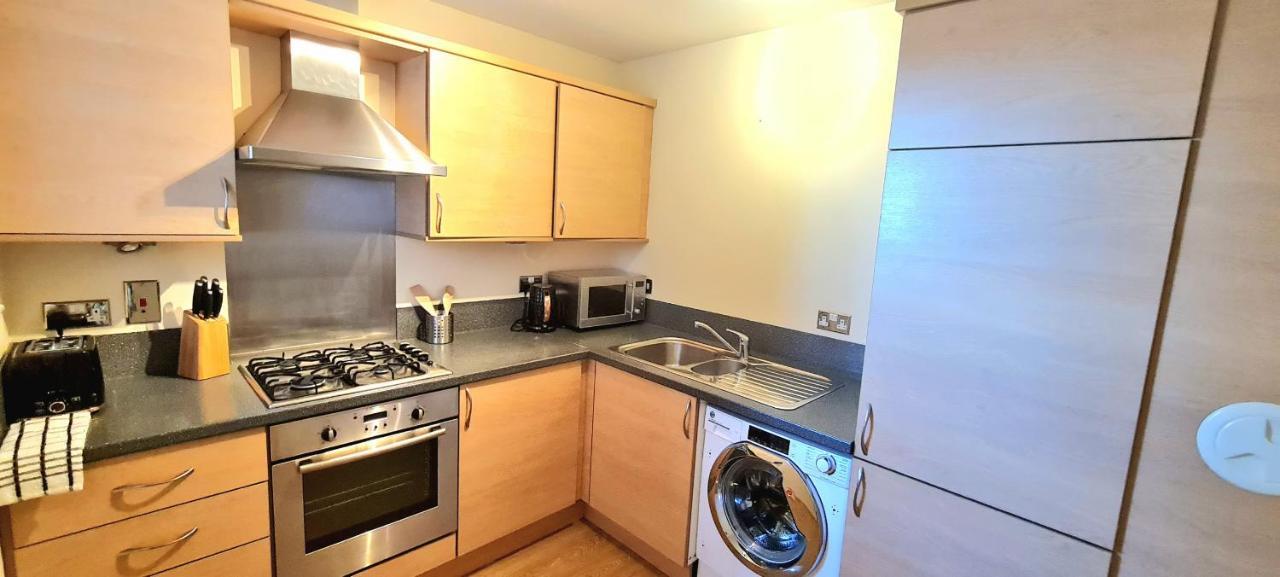 Elegant 2 Bedroom Centre - Free Parking - Private Balcony - Stunning Views Apartment *