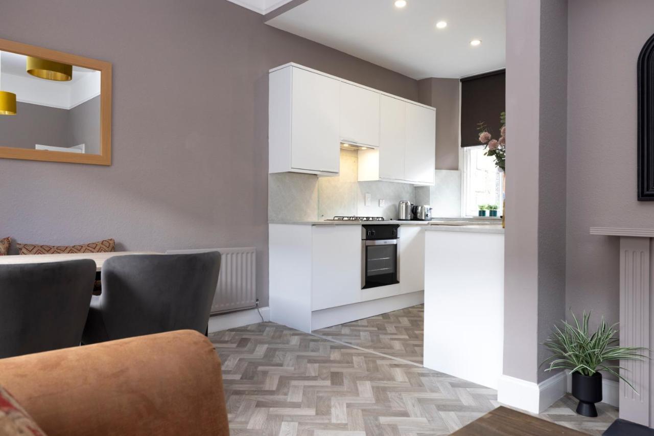 Apartment Joivy Homely By St Giles With Desk