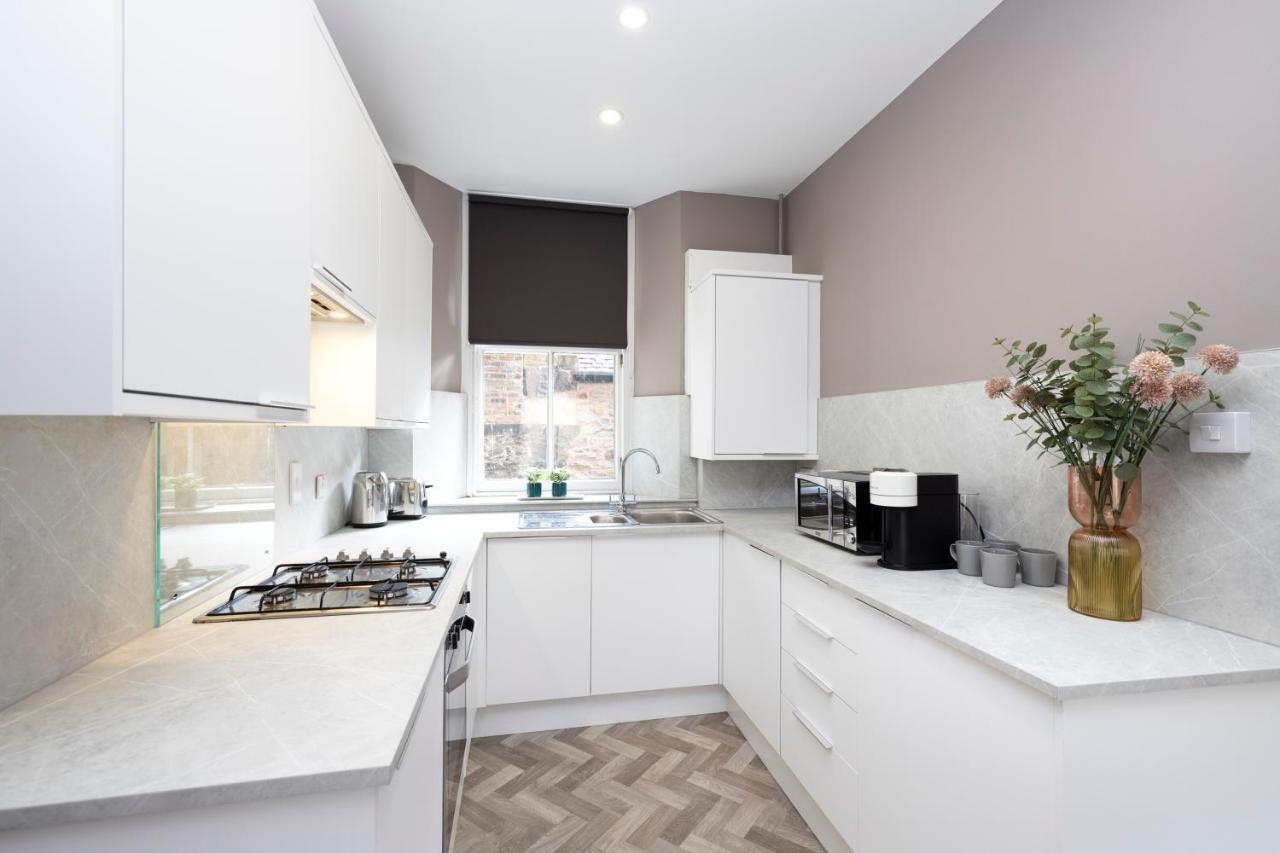 Apartment Joivy Homely By St Giles With Desk