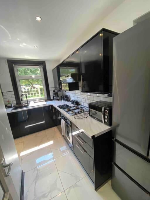 Lovely 2 Bedroom With Private Garden * EDI