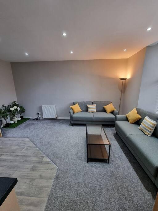 Lovely & Peaceful 2 Bedroom With En-suite, Leith, EDI