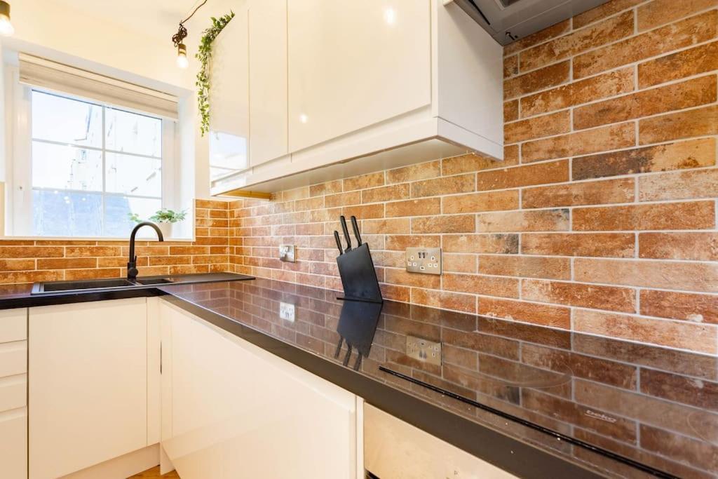 Central, Bright 2 Bed Flat - Pool & Sauna Apartment *
