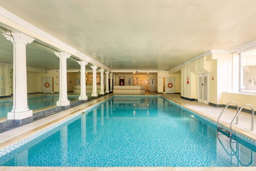 Apartment Central, Bright 2 Bed Flat - Pool & Sauna
