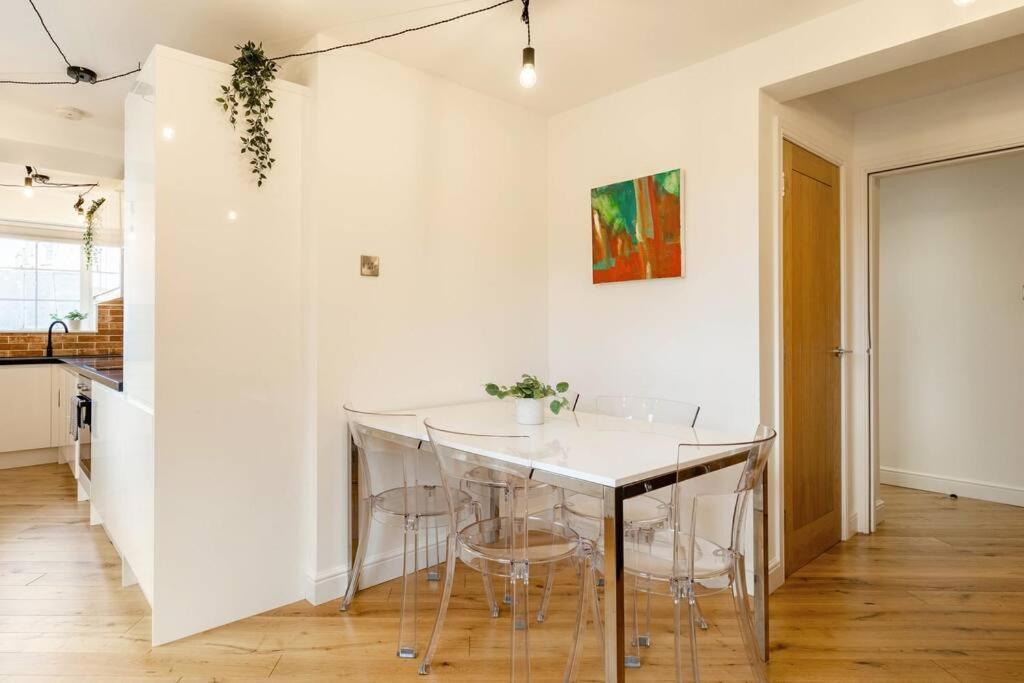 Central, Bright 2 Bed Flat - Pool & Sauna * Edinburgh