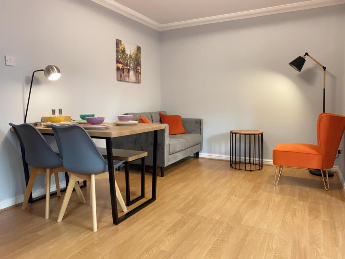 Private Main Door Lovely 2 Bedroom Apartment *