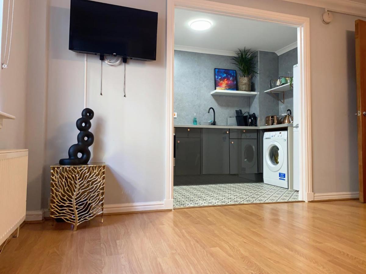 Private Main Door Lovely 2 Bedroom * EDI