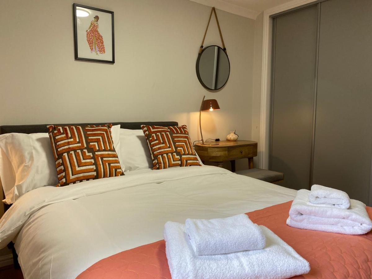 Private Main Door Lovely 2 Bedroom Apartment