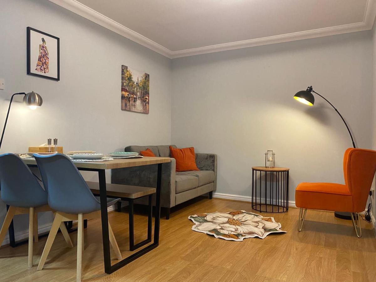 Private Main Door Lovely 2 Bedroom Apartment EDI